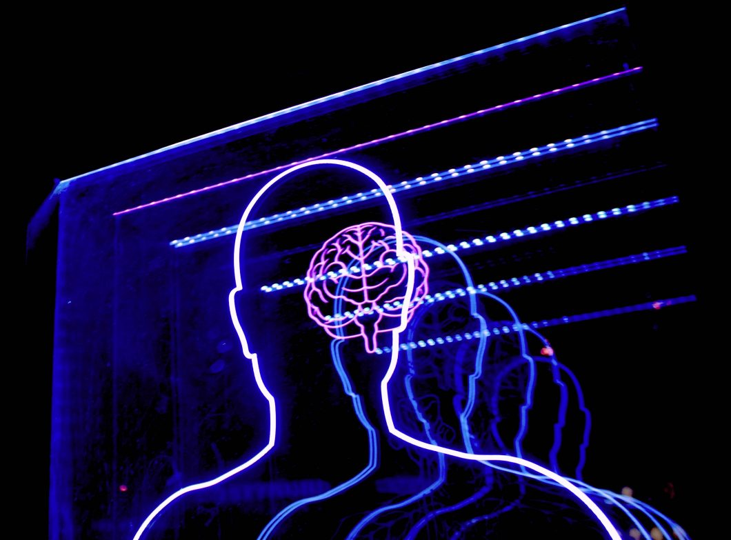 dessin au néon d'un cerveau pour illustrer l'article sur la mécanique de base du cerveau