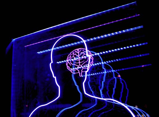 dessin au néon d'un cerveau pour illustrer l'article sur la mécanique de base du cerveau