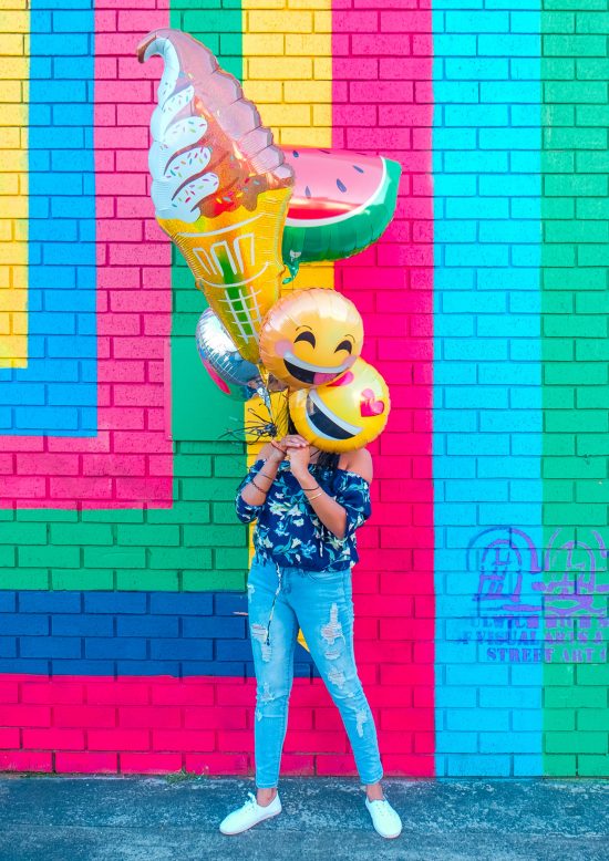femme avec des ballon smiley pour illustrer l'article sur l'intelligence émotionnelle
