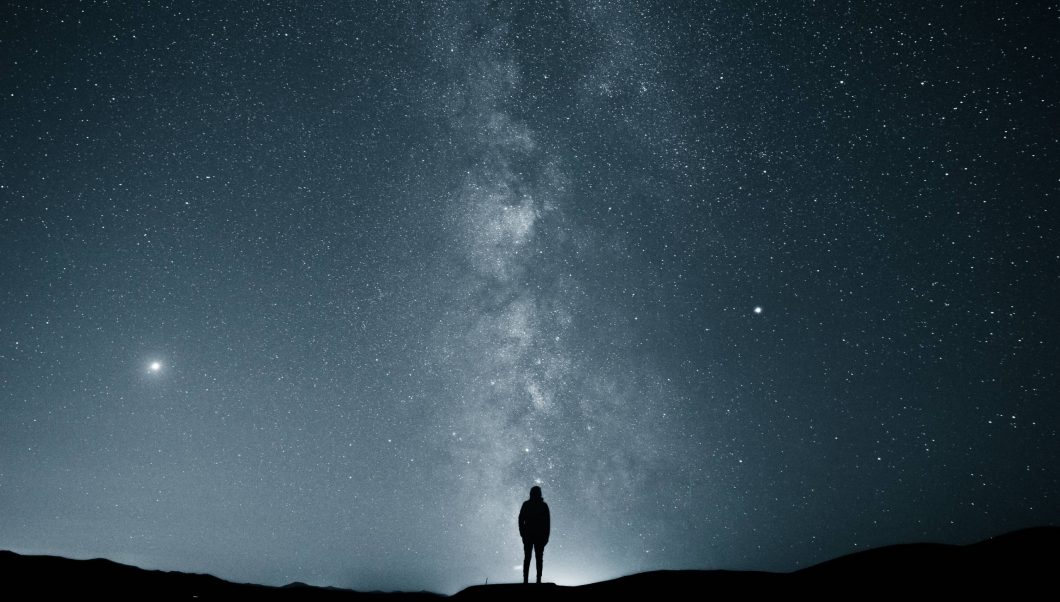 homme seul devant un ciel étoilé star wars