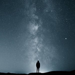 homme seul devant un ciel étoilé star wars