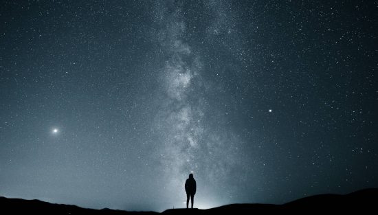 homme seul devant un ciel étoilé star wars